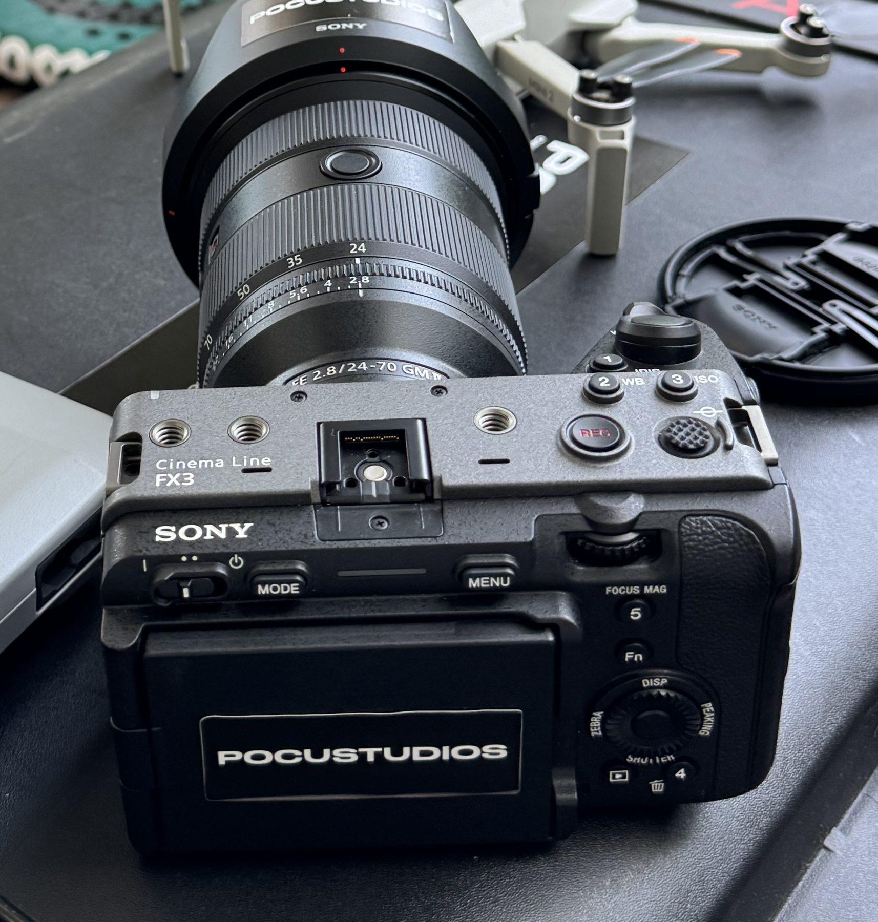 Cámara Sony FX3 con objetivo 24-70 mm en un evento