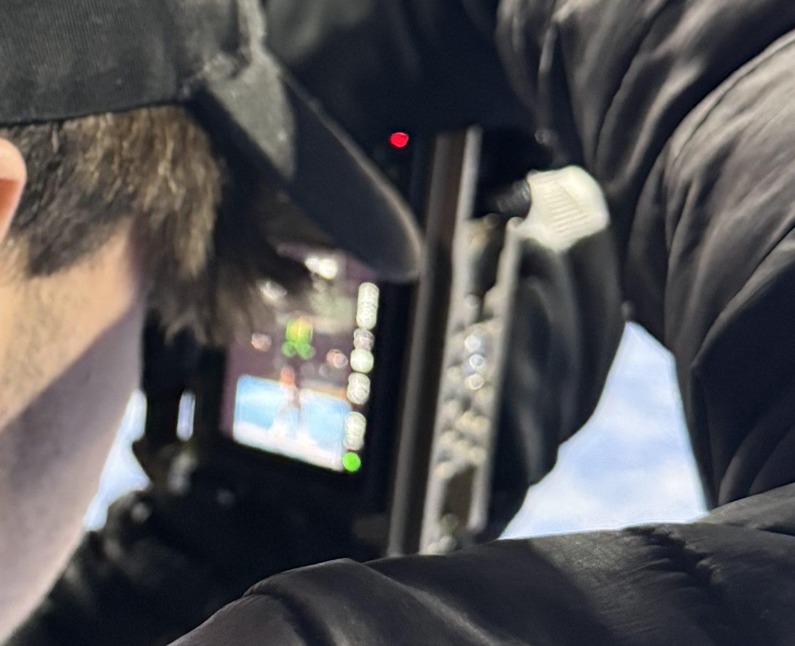 Monitor de la cámara mostrando la pista de pádel durante una grabación