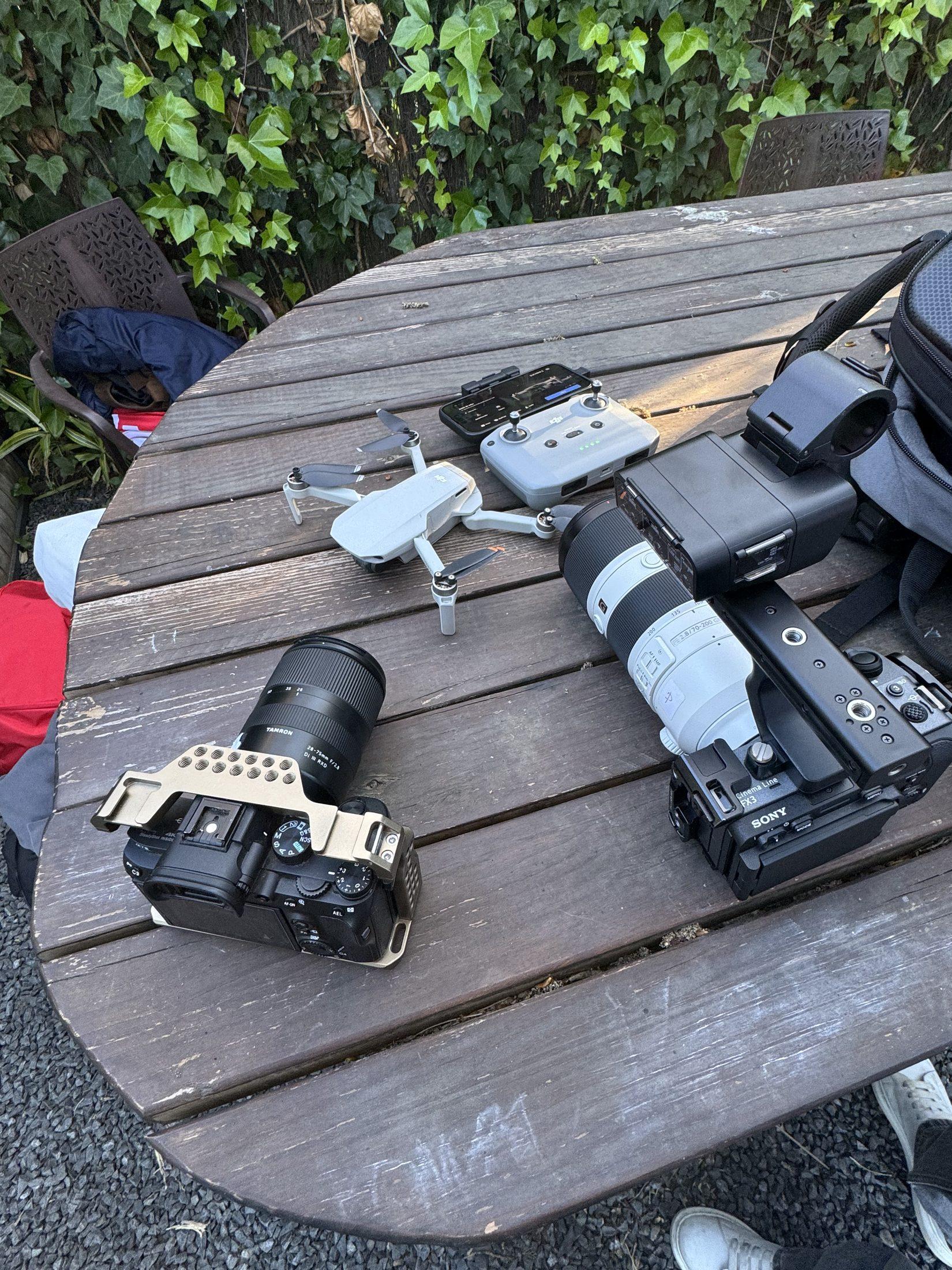 Equipo de Elevation Studio: drone, dos cámaras Sony y objetivos sobre una mesa